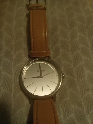 Женские часы Nixon Movin Out the Kensington с новым аккумулятором - Изображение 1 из 4