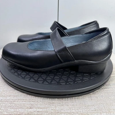 Zapatos de rendimiento cómodos con suela de goma Mary Jane de cuero negro 6D Aravon para mujer Foto 1 de 4