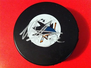 Disco automático firmado por Matt Irwin Sharks con soporte automático - Imagen 1 de 1