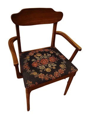 Silla vintage de madera con asiento de punta de aguja floral Liberty Chair Company Foto 1 de 4