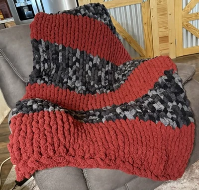 Manta gruesa de felpa suave hecha a mano. 100% poliéster. Granate/camuflaje gris negro Foto 1 de 2