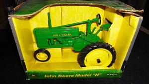 1/16 John Deere Modell H Traktor mit schmaler Front in OVP, siehe Bilder - Bild 1 von 2