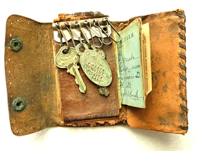 Vintage 1924 Spring Hooks Leather Key Holder Wallet with Return To Key Fob - Image 1 of 4