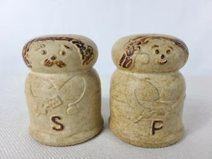 Saleros y pimenteros artesanales de cerámica vintage de gres hombre y mujer (UF) (EW) - Imagen 1 de 5