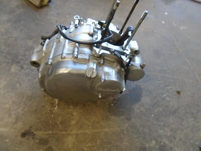 2001 Suzuki GZ250 GZ 250 ДВИГАТЕЛЬ НИЖНИЙ КОНЕЦ КРИВОШИПНО-ШАТУННАЯ КОРОБКА ПЕРЕДАЧ - Изображение 1 из 4