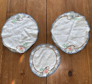3 Piece ANTIQUE Vintage 1920s Arts & Crafts Linen Embroidered DOILIES Set - Picture 1 of 12