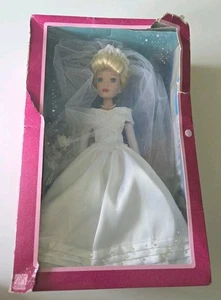 Bambola porcellana Cenerentola edizione speciale portachiavi ottone RARA Avon Disney - Foto 1 di 3