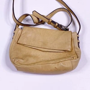 Borsa a tracolla Aimee Kestenberg in pelle panna beige con patta piccola 9x6" - Foto 1 di 8