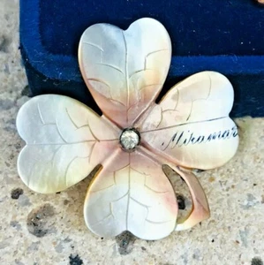 WUNDERSCHÖNE VIKTORIANISCHE ZEIT KLEEBLATT PERLMUTT BROSCHE SOUVENIR - Bild 1 von 4