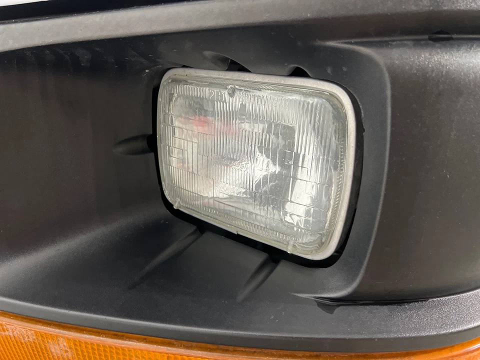 Farol de halogênio feixe selado esquerdo para motorista Chevy Express 3500 1996 - 2017 - Imagem 1 de 1