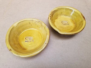 2 TIANS Anciens Terre cuite émaillée JAUNE avec Decor de CIGALE diam 17cm - Picture 1 of 4