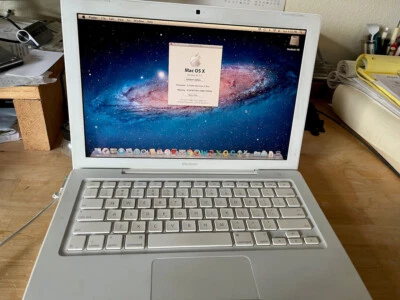 APPLE MACBOOK 13.3" LAPTOP - MB061LL/B (NOVEMBER, 2007)  (SOME KEYS DON'T WORK) - Image 1 of 2