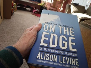 Alison Levine **SIGNED** On The Edge. 1st edition HC/DJ. 2014. - Imagen 1 de 6