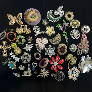 45 Pc Estate Lot Vintage Antique Rhinestone Pearl Brooches Pins Unsigned MCM - Picture 1 of 16