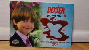 Dexter Staffel 1 & 2 Cody Wardrobe Relikt Kostümkarte #DC5 Breygent - Bild 1 von 2
