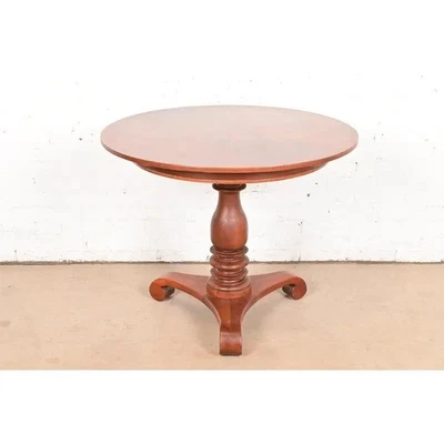 Mesa de té o mesa central con pedestal de caoba tallada imperio Baker Furniture Foto 1 de 4