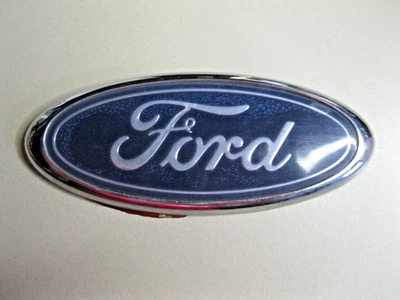 1998-2002 Crown Victoria emblema grade Ford # F8AB-5442550-CAA FABRICANTE DE EQUIPAMENTO ORIGINAL 4 polegadas de comprimento - Imagem 1 de 4