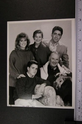 LOT: 9 1987 TV/MOVIE PRESS PHOTOS~A YEAR IN THE LIFE~ADAM ARKIN~RICHARD KILEY~ - Image 1 of 4