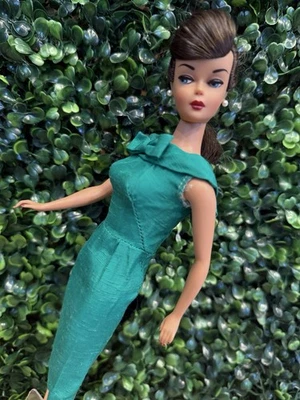 Muñeca Repro Barbie Suburban Shopper Remolino Cola de Caballo con Vestido Vaina Esmeralda 1962 Foto 1 de 4