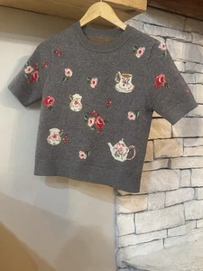 Cider Damen Pullover S grau Blumen Teekanne bestickt Kurzarm Cottagecore - Bild 1 von 4