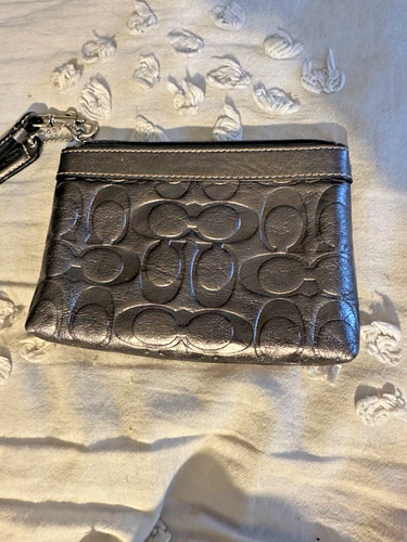 Coach Signature C Small 6"x5" Braccialetto con cerniera e cinturino da polso peltro