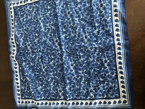 "Bufanda vintage de poliéster hojas azules 22"" hecha en Italia" - Imagen 1 de 2