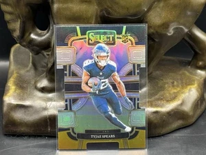 2023 Panini Select #97 RC Tyjae Spears Black Gold Die Cut Prizm Tennessee Titans - Bild 1 von 2