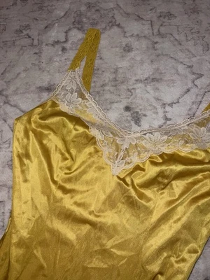 Vestido sin tirantes de seda dorado blanco con ribete de encaje vintage Foto 1 de 3