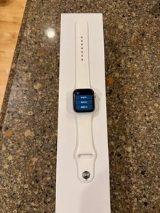 Apple Watch Series 6 40MM Smart Watch Silver with White Watch Band - Zdjęcie 1 z 5