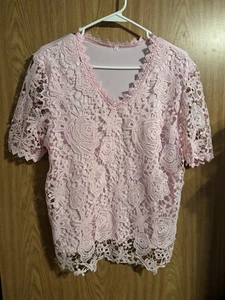 Rosa Damenbluse mit Spitzenüberzug & Spitzenärmeln Größe L - Bild 1 von 3