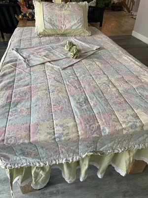 Juego de cama para niñas tamaño doble verde guinga retazos florales pastel ojales casa de campo Foto 1 de 4