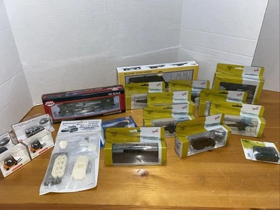 HO Scale Lot Of 17 Miniatures Army Locomotive And Herpa Mini tanks  And Extras - Image 1 of 4