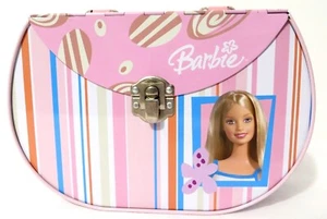 Cartera de metal Barbie 2004 con doble bisagra superior con cierre de pestillo - Imagen 1 de 12