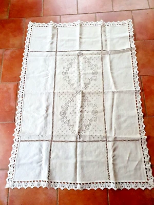 Jolie nappe metis entourée de DENTELLE -jolies broderies tons sur tons...beige - Photo 1/4