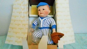 MUÑECA DE PORCELANA YOLANDA BELLOS ""PAUL""/JUGADOR DE BÉISBOL/NUEVA EN CAJA/NUMERADA/CERTIFICADO DE AUTENTICIDAD - Imagen 1 de 9