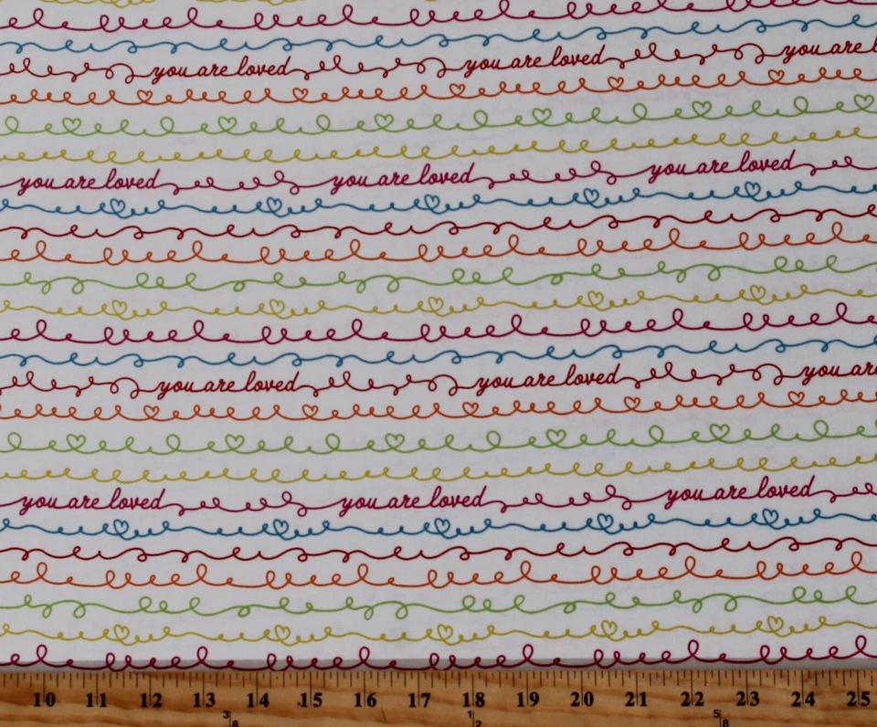 Algodón You Are Loved Palabras Cursivas Corazones Tela Blanca Estampado por Yarda D380.52 Foto 1 de 1