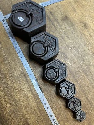 n° 13 Série de 6 anciens poids hexagonaux en fonte  balance roberval Outils Lot - Photo 1/4