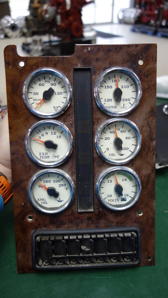 Painel de bitola internacional com seis medidores, barra de luz e ventilação 3592550c91 - Imagem 1 de 3