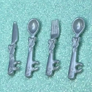 Barbie Puppe Traumhaus Puppenhaus Küchenutensilien Gabel Messer Löffel Konvolut mit Schleifen - Bild 1 von 5