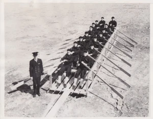 Foto de prensa 1943 Segunda Guerra Mundial Marineros de la Marina de los Estados Unidos Aprenden botes de remos en la Estación Naval de Sampson - Imagen 1 de 2