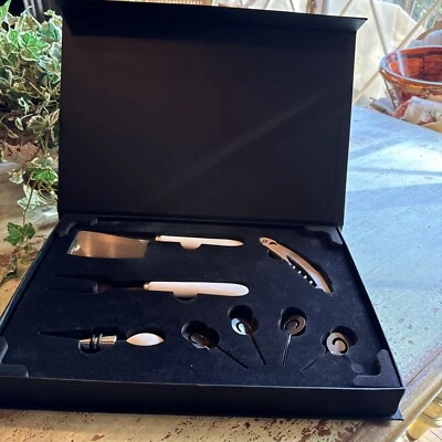 Juego para servir vino y queso. Tabla de cortar de vidrio, accesorios de acero inoxidable. Foto 1 de 4