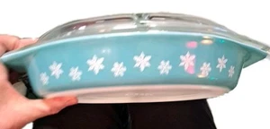 Cazuela dividida de colección PYREX azul turquesa copo de nieve 1-1/2 cuartos con tapa #30 - Imagen 1 de 6