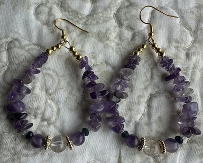Pendientes colgantes con cuentas de cristal de cuarzo y astillas de amatista - Hechos a mano Foto 1 de 4