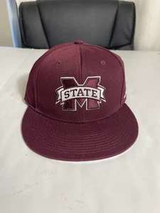 Adidas Mississippi State Herren Mütze Flache Krempe Druckknopflasche NCAA Burgund Neu - Bild 1 von 4