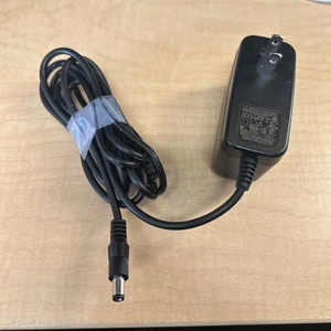 Alimentatore switching Medela - Modello S018BAU0900200 / 101036149 - Uscita 9V 2A - Foto 1 di 4