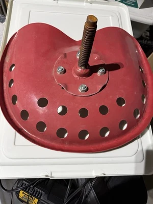 Asiento de tractor vintage de acero macizo con montaje atornillado color rojo Massey Ferguson Foto 1 de 4