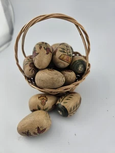 Vintage Miniatur handbemalte Ostereier aus Holz mit Weidenkorb Volkskunst - Bild 1 von 7
