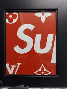Supreme Logo Kunstdruck gerahmt in schwarzem Bilderrahmen - Bild 1 von 1