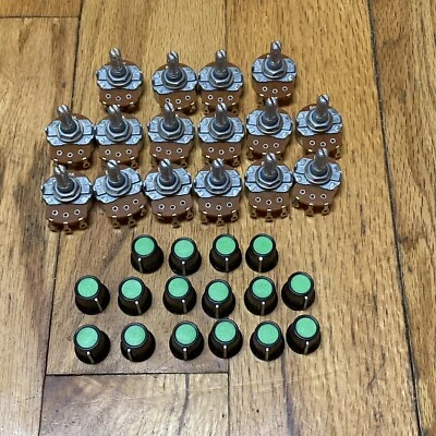 Potenciómetro lineal B50K ohmios marca Alpha y perillas verdes Eagle 450-3034 - 16 cada una Foto 1 de 4