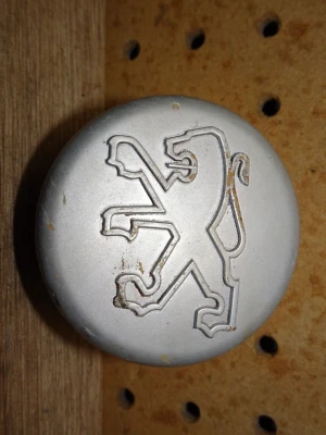 Оригинальный винтажный центральный пластиковый колпак ступицы колеса из серебристого сплава Peugeot B Sodem - Изображение 1 из 4